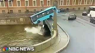 Russian bus plunges into river, killing passengers Resimi
