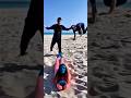 🤯 反応: 彼女の2人の男友達が「そんなわけないだろ!」って感じで飛び上がる。