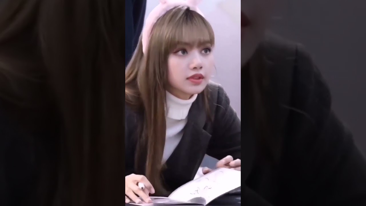 Watch Lisa giving a wink to her fan in Fan meeting on YouTube Watch Lisa giving a wink to her fan in Fan meeting on YouTube