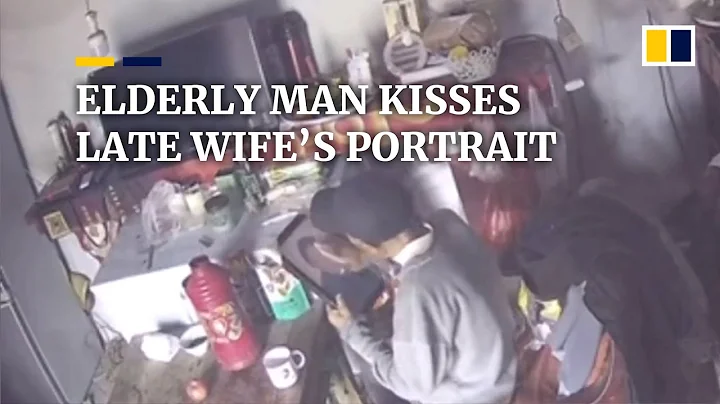 Chinese elderly man kisses late wife’s portrait - DayDayNews