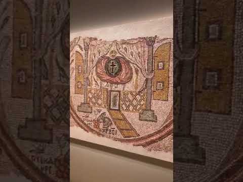 قطع فسيفساء اردنية بمعرض مسيحيو الشرق في فرنسا