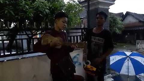 KEREN!!! BANYU LANGIT VERSI PENGAMEN JALANAN JEBOLAN INDONESIAN IDOL "MURYANI"