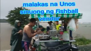 malakas na Unos sinuong ng isang fishball vendor