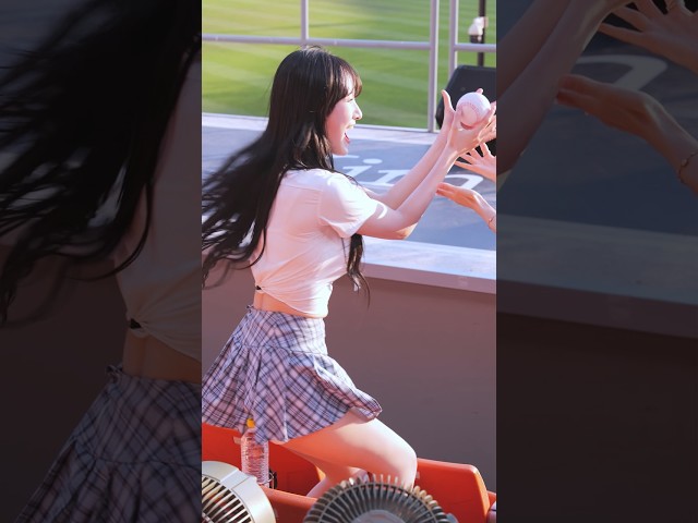 아웃송 댄스 추다가 파울볼 캐치하는 정설아 치어리더 (260610 직캠7중 SSG 랜더스)(Jeong Seola Cheerleader Fancam SSG Landers)