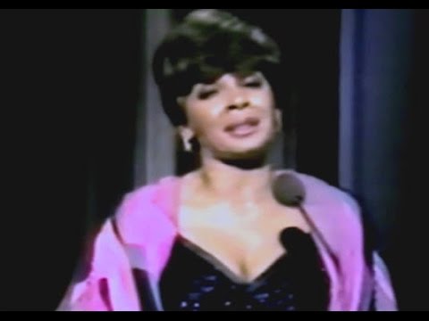 Βίντεο: Shirley Bassey Καθαρή αξία: Wiki, Έγγαμος, Οικογένεια, Γάμος, Μισθός, Αδέρφια