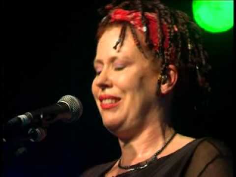 在 YouTube 上观看 Hazel O'Connor --  That's Life ( Live at The Brighton Concorde 2004)