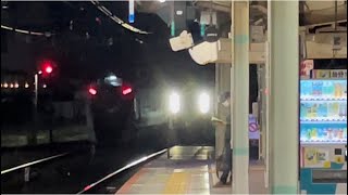 JR国分寺駅でE353系同士がすれ違うシーン
