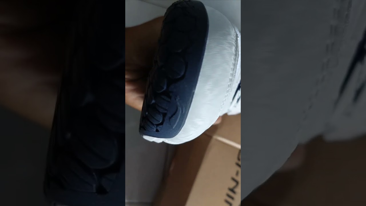 SEPATU BADMINTON LINING ULTRA FORCE