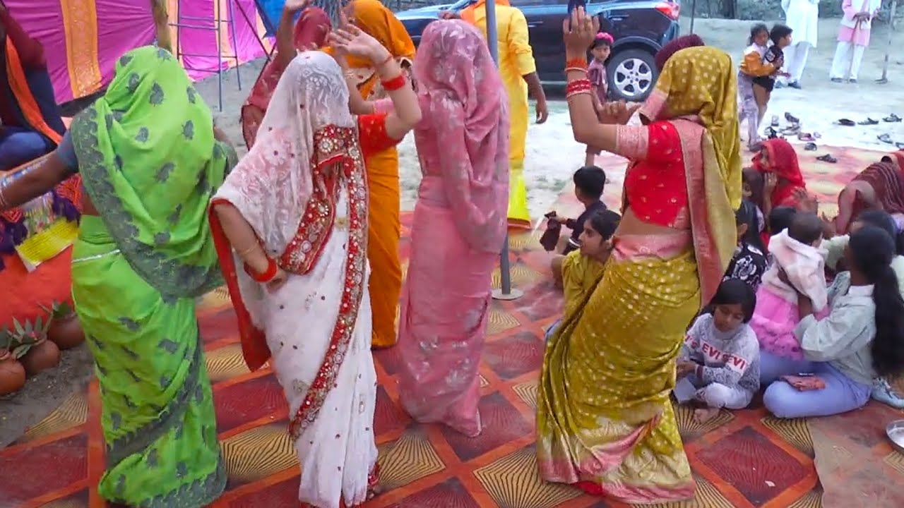 ग्राम उद्धमपुरा सैफई में #वायरल भाभियों का बेहतरीन डांस कोयल दईया मत बोले रे #सुमन_शास्त्री 