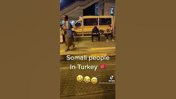 Nafar Somali Ah Oo Xoriyad Ku Maraya Suuqa Turkiga 