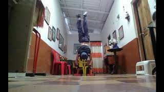 Practicando el Handstand en mini paralelas