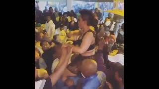 FEMALE MUSICIAN GOT   🖕FINGERED AFTER SHE JUMPED INTO THE CROWD😢😫