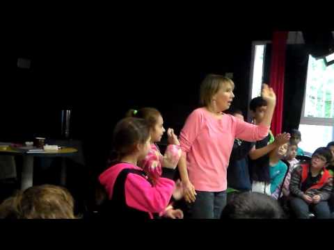 ליאורה שלזינגר עם כיתה ב בי ס הדר עם שיר השרשרת שלומית כהן אסיף 