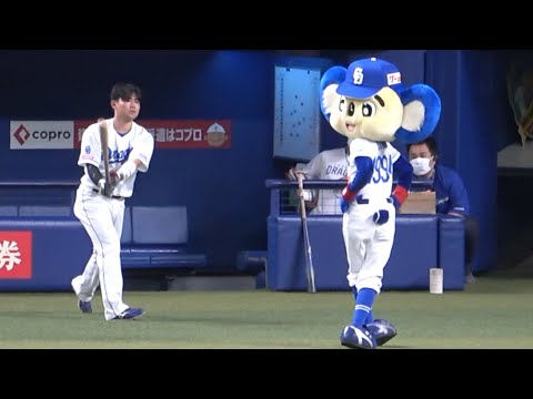 ドアラと絡んで真剣な表情が一気に緩む村松 (2023/09/05)