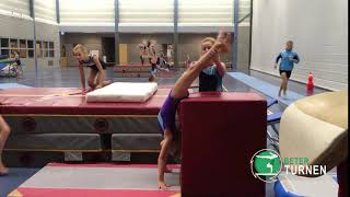 Flik-Flak Glijden Tot Handstand Vanuit Ruglig Op Blok