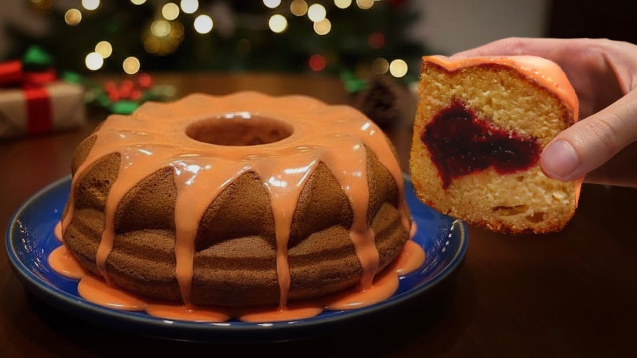 Weihnachtskuchen. Milch biskuit und aromatische Pflaumenfüllung. Kuchen für den Feiertag