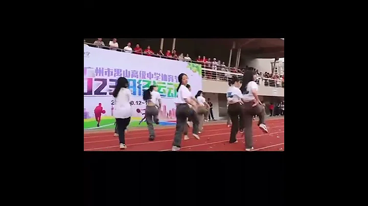 10月12日，廣州番禺禺山中學在學生表演街舞時遭領導強行終止，要求她們把衣服放下來。 - 天天要聞