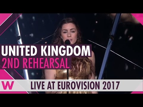 Second rehearsal: Lucie Jones "Never Give Up On You" (United Kingdom) Eurovision 2017 | wiwibloggs