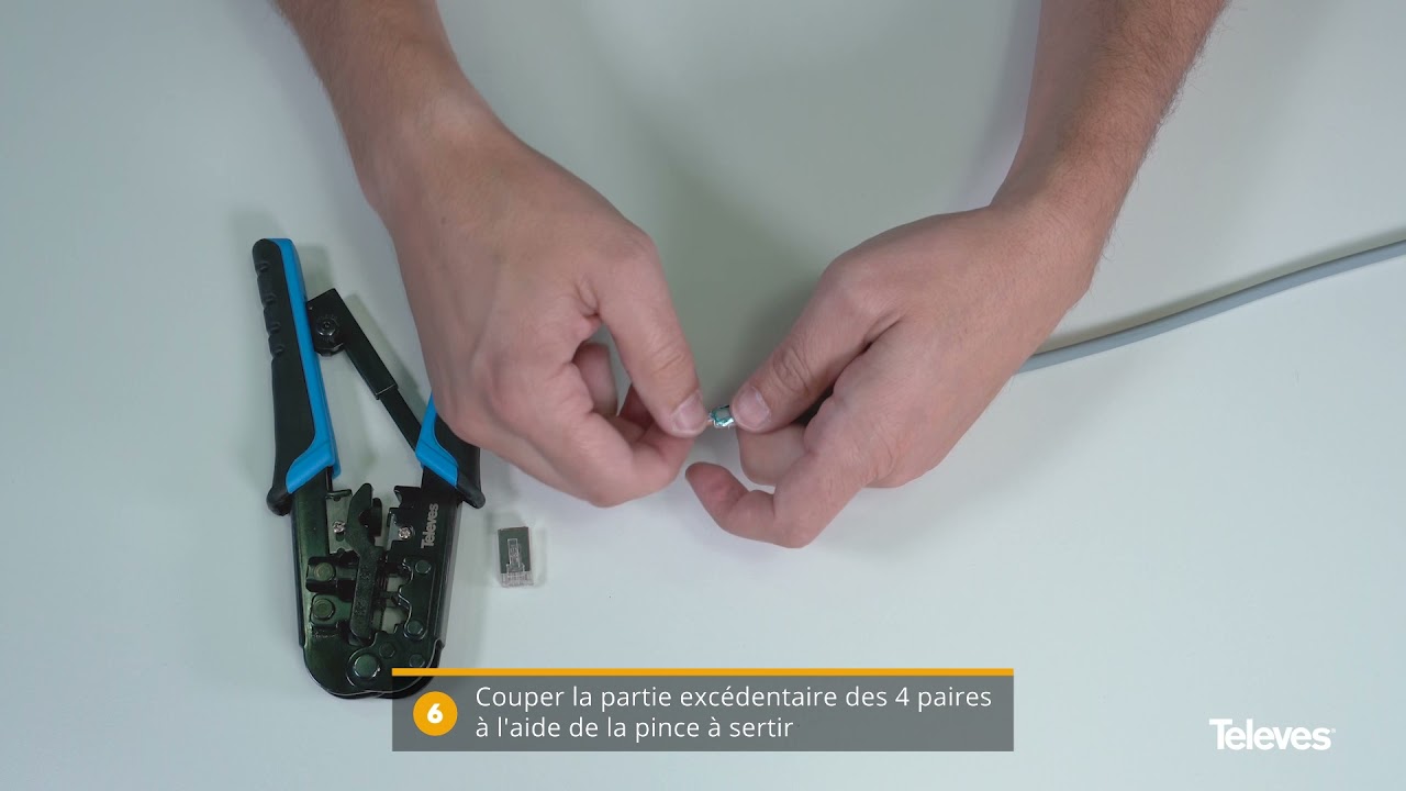 Comment monter un connecteur RJ45 mâle sur un câble de données blindé à l'aide d'une pince à sertir.