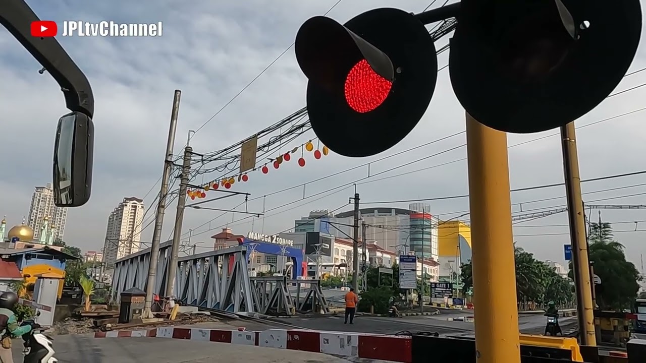 Double Train Perlintasan Kereta Api KRL Gunung Sahari JPL 7 Jakarta Pusat 