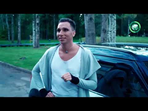 Видео: Мама празднует гей-сына в газетной рекламе