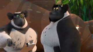 Mort smashes plates over his head - All hail King Julien