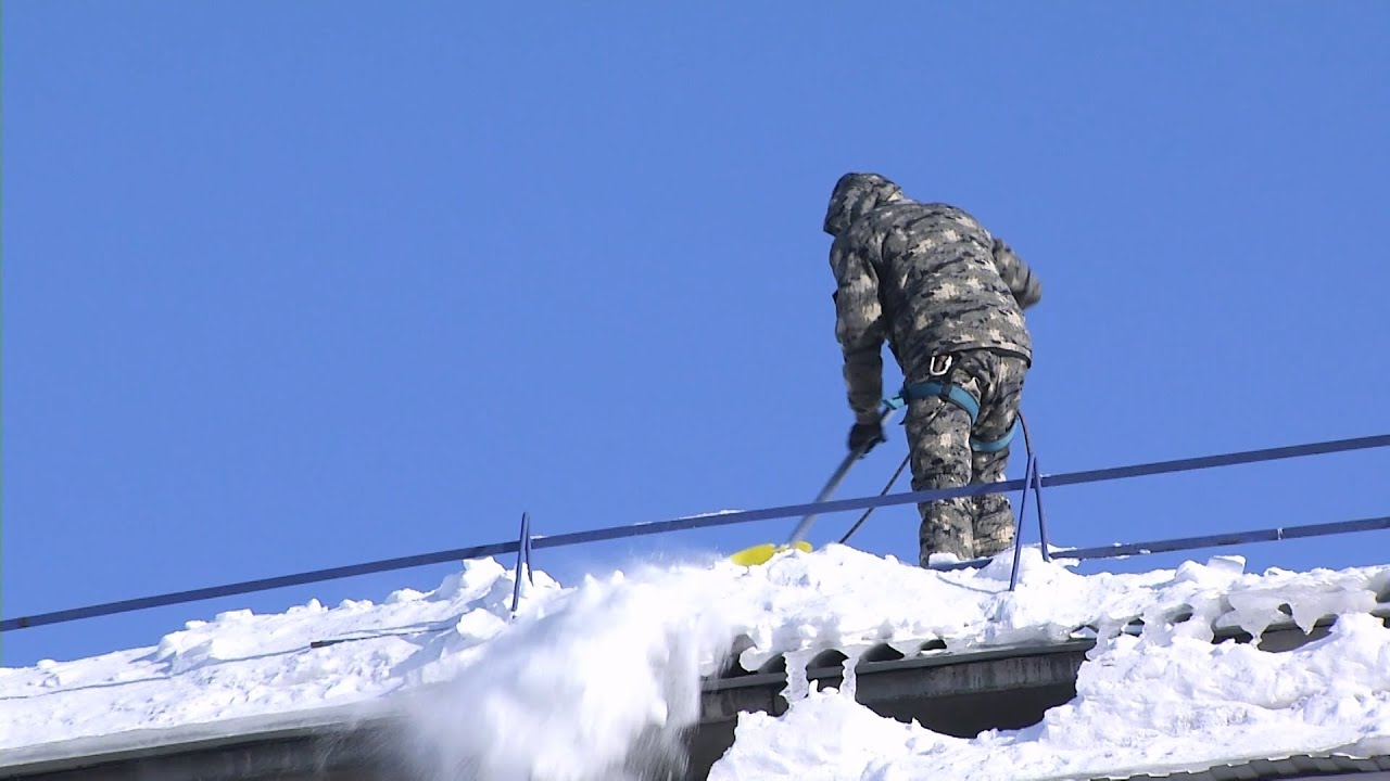 Перед потеплением коммунальщики взялись за очистку крыш снега #серовтв #серов #твсеров