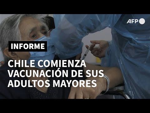 Chile inicia vacunación de sus adultos mayores | AFP