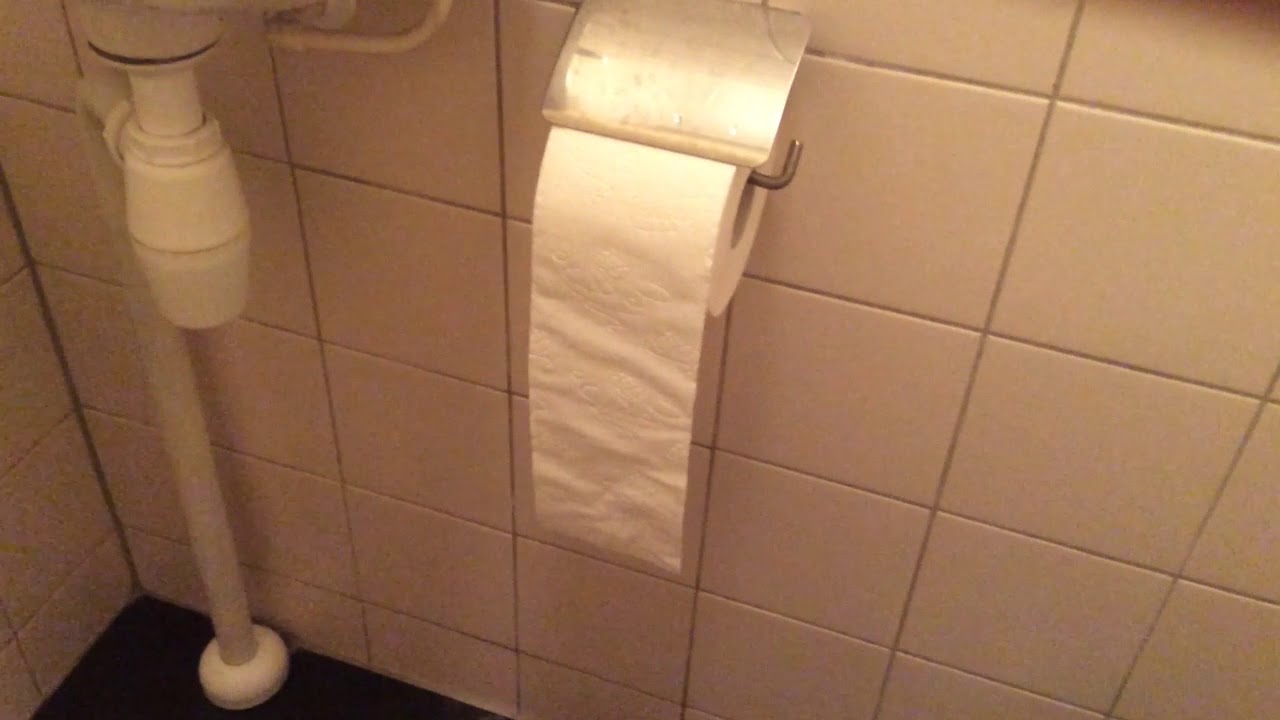 Hoe Hang Je Je Wc Rol - YouTube