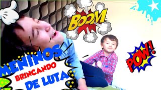 New Criança Brincando De Luta Na Cama Dos Pais.