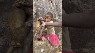 Tsip Prépare De La Viande De Babouin Chaude