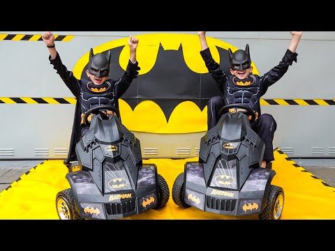 Vlad et Niki font semblant d'être Batman et jouent avec les jouets Batman