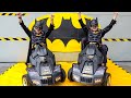 Vlad et Niki font semblant d&#39;être Batman et jouent avec les jouets Batman