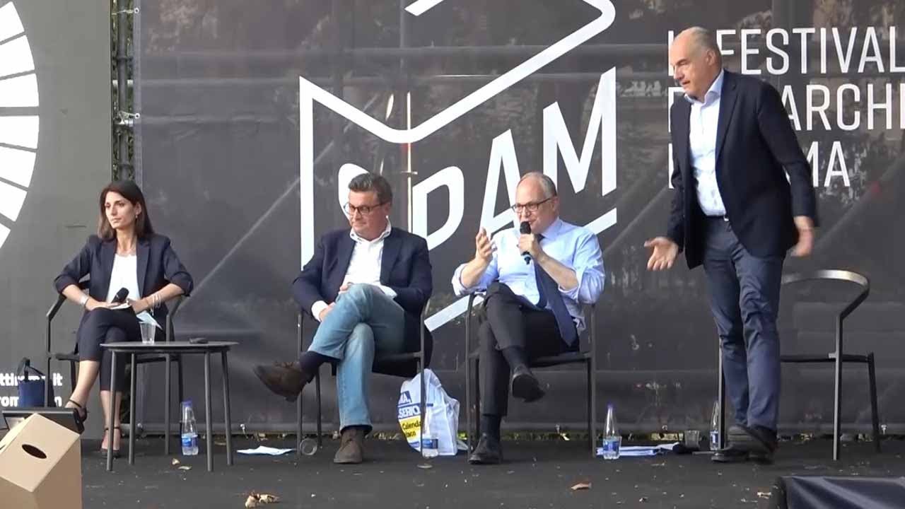 Roma, Gualtieri Calenda e Raggi dibattono sui rifiuti, Michetti abbandona il palco: 