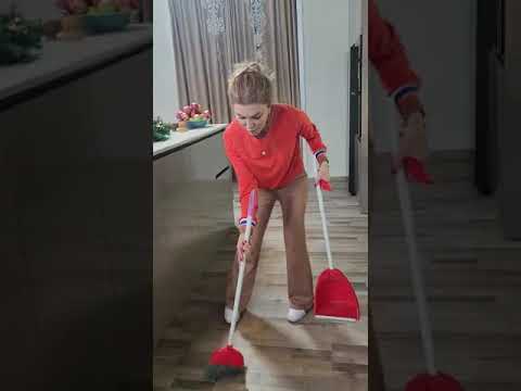 Xoşqədəmin Əlində Süpürgə