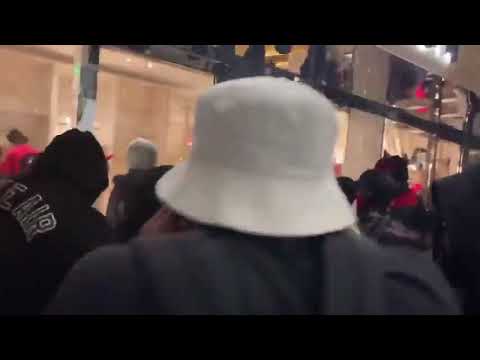 Portland rioters looting the LV store. - YouTube