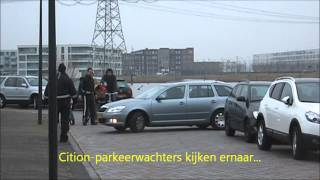 2012 Autos En Parkeerwachters In De Oeverzeggestraat.wmv