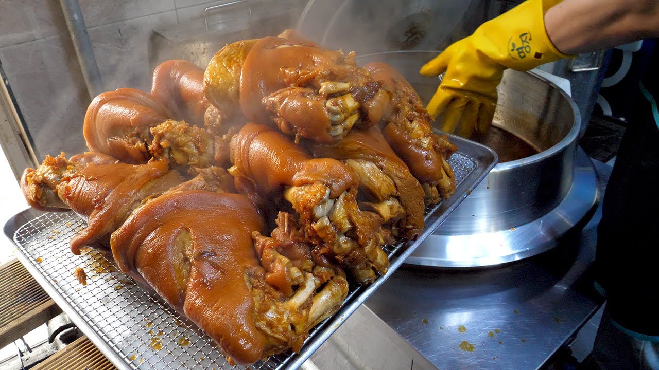 ⁣깔끔한 족발 삶기, 족발로 상받은 곳 / Korean Braised Pig's Trotters (Jokbal) - Korean Street Food