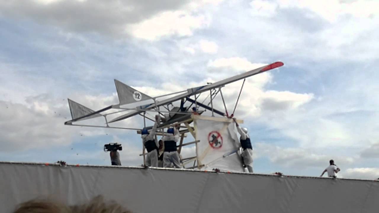 Red Bull Flugtag 2011. Команда Жесть летящая на крыльях ночи.