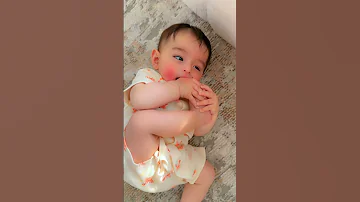 خلودة شاف كميت عم يرضع رجلو 