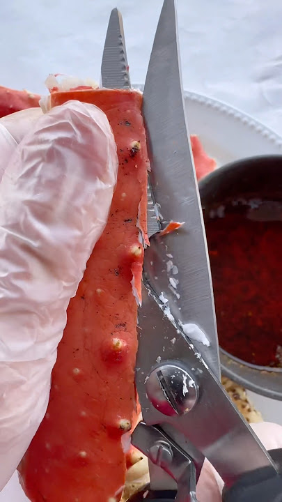 Easiest way to open Alaskan King Crab Legs 👀🤯 #seafood #crab #asmreating