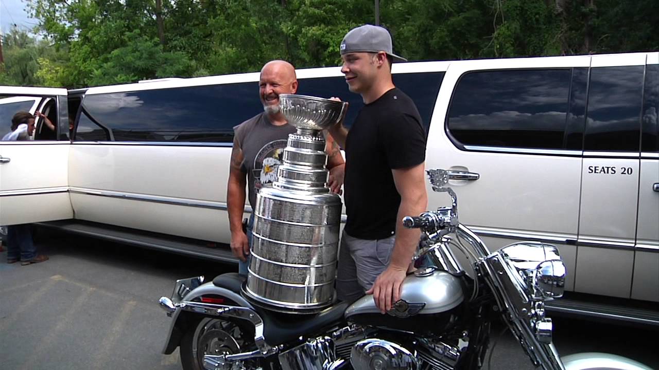 Watch Dustin Brown's sons enjoy chocolate milk in the Stanley Cup 