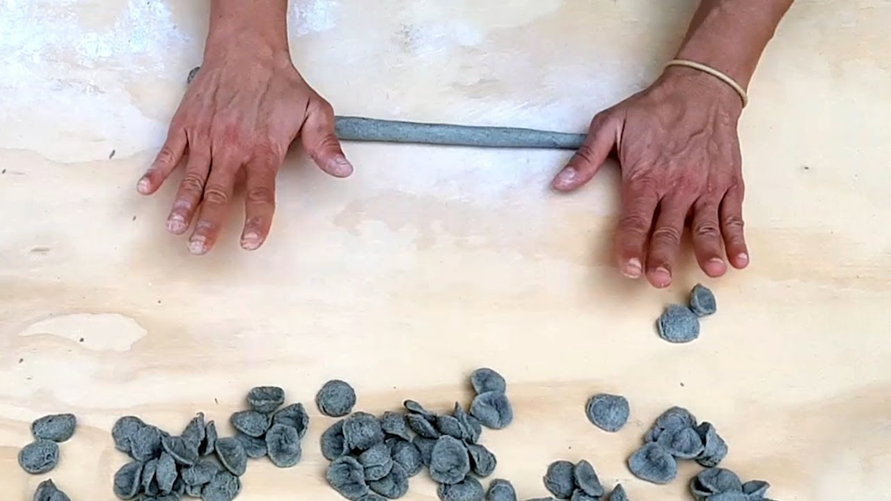 Orecchiette fatte a mano a Bari vecchia - YouTube