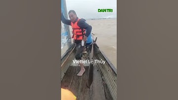 Người đàn ông thoát chết sau một đêm bám cột đèn giữa mưa lũ ở Quảng Bình #shorts