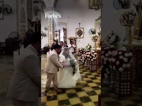 الحب في زمن الفيضانات عروسان من الفلبين يقيمان زفافهما في كنيسة غمرتها المياه