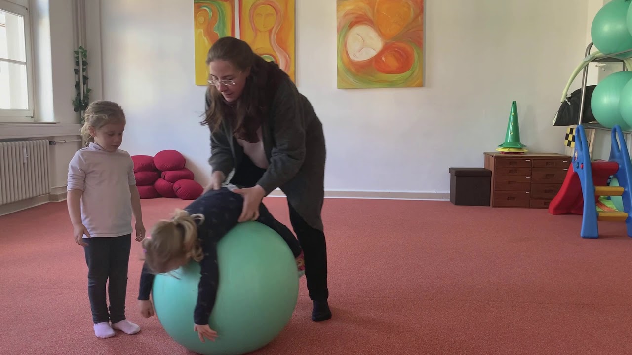Babygymnastik auf einem Gymnastikball
