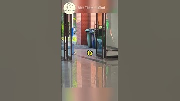 Người đàn ông này đang đặt một bình nước trượt trên tấm ván.