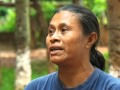 Indígena identifica e colhe ervas medicinais no meio da mata