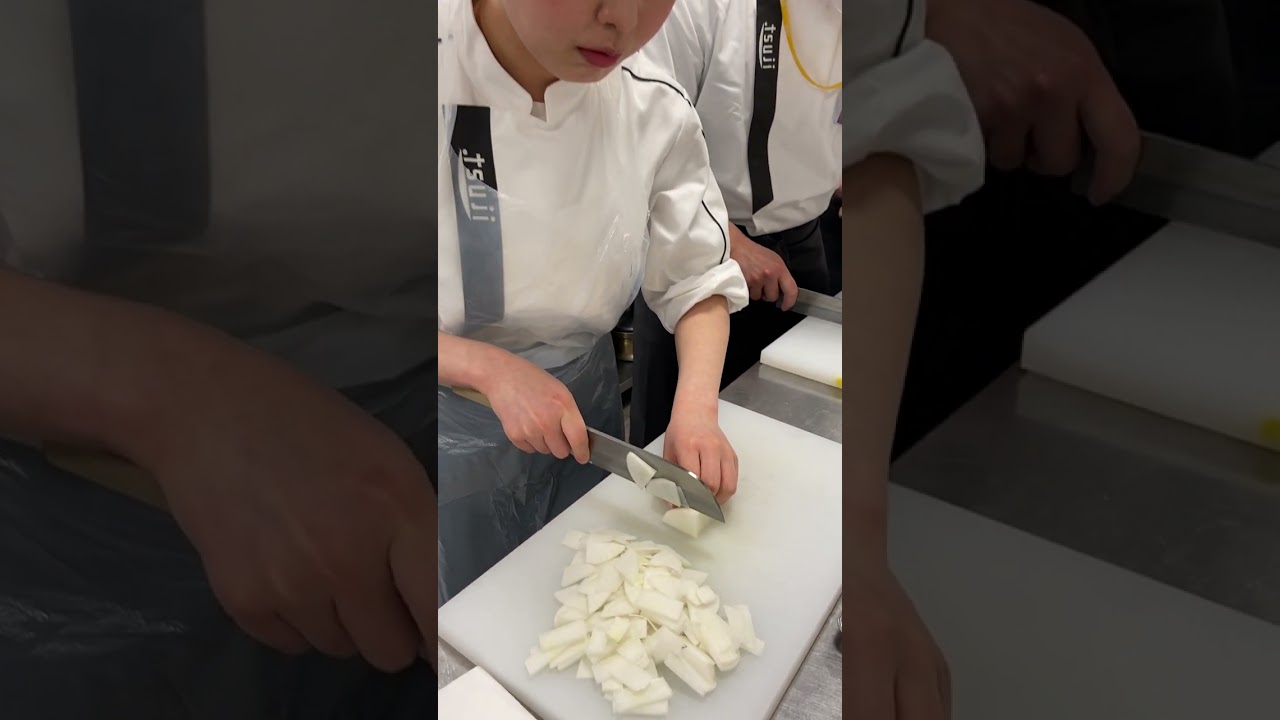 日本料理本科！授業一日目は包丁研ぎです！」日本料理だけを学ぶ辻調