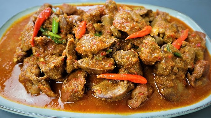 Sepiring semur ati ampela yang hangat dengan kuah kental berwarna cokelat pekat